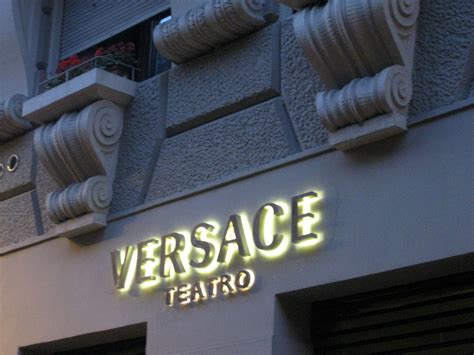 teatro versace al'asta|Nei locali dello storico Teatro Alcione di Milano nasce Versace .